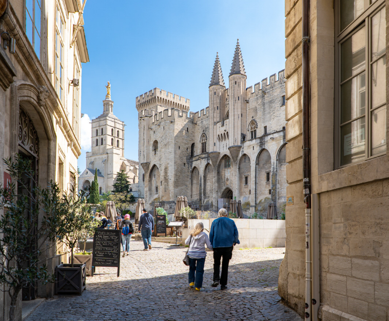 Master your Avignon visit with our 15-year expert guide. Explore the Palais des Papes, the Rhône, and how to reach St Rémy & Gordes from Provence’s walled city.