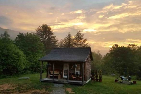 Discover how to find farm work in France. From WWOOFing and Workaway to the Working Holiday Visa, our expert guide covers visas, top regions, and pro-tips.